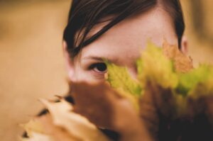 顔を隠している少女