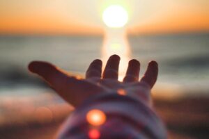 一目惚れ　諦める　女性の手