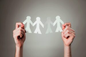 手をつないでいる紙人形