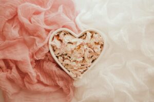 ハートの器に入った花びら