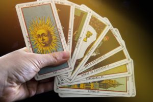 【恋愛占い体験談｜20代前半女性】驚くほど的中した恋愛占いの結果に未来は見えた?